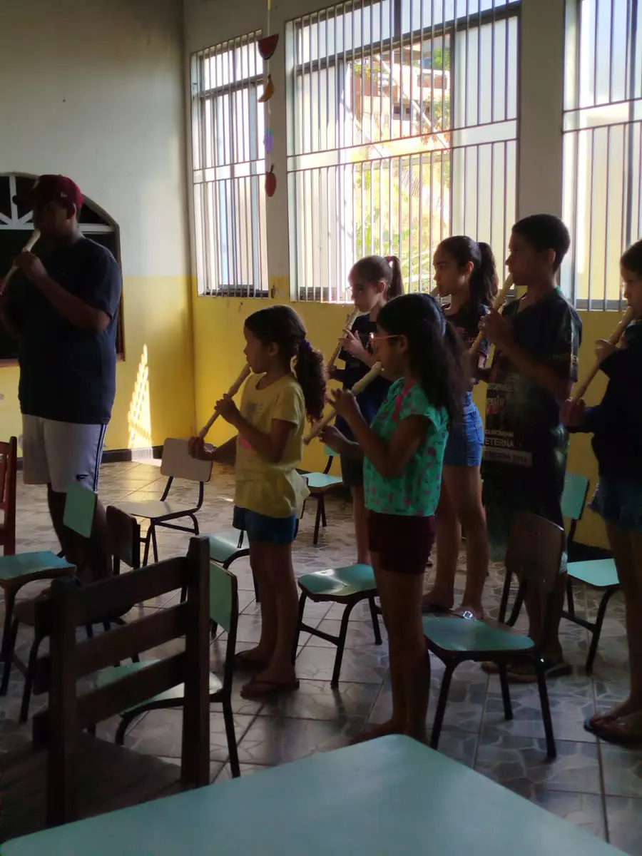 Turma infantil durante atividade musical