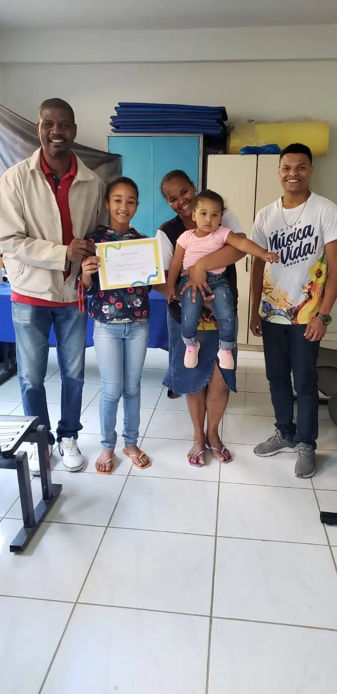 Aluna e família em entrega de certificado
