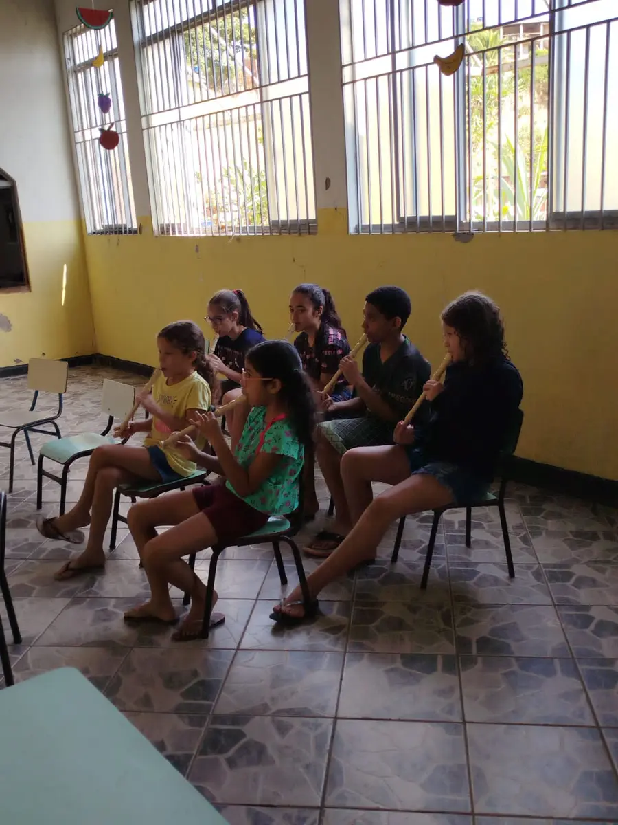 Crianças ensaiando instrumentos de sopro