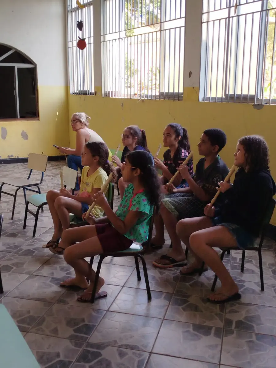 Educador orientando a turma durante a aula